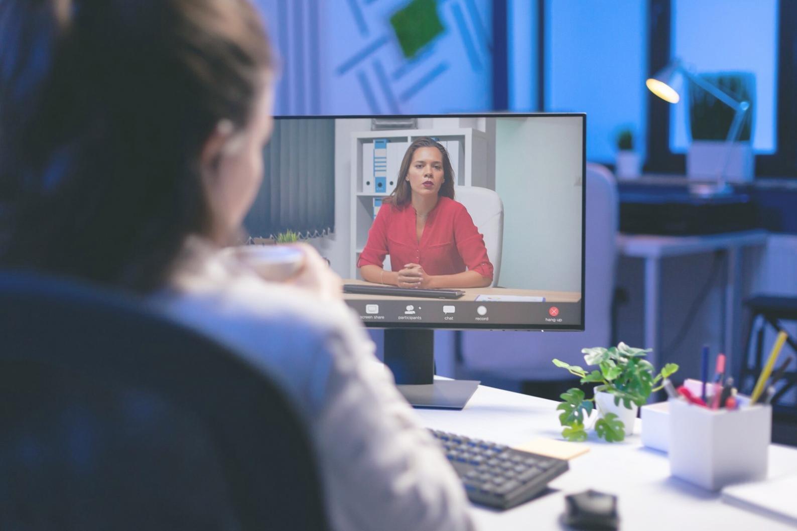 Personas estudiando finanzas colaborativamente